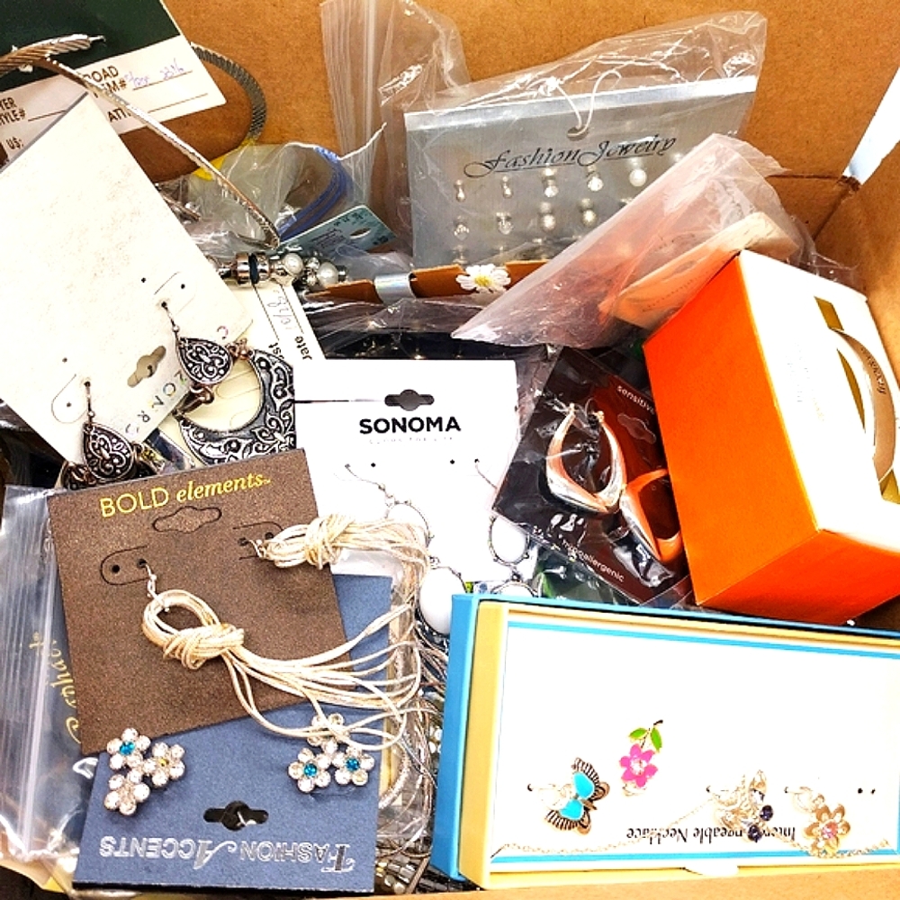 5 lbs Jewelry Lot-Some Good Some Broken-Necklaces,Bracelets,Earrings-etc - Picture 4 of 8